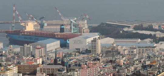 서울과 수도권, 충청권 일부지역마저 규제지역으로 묶이면서 지방에서 또다시 부동산 풍선효과가 관측되고 있다. 사진은 울산 동구 아파트 전경. <연합뉴스>